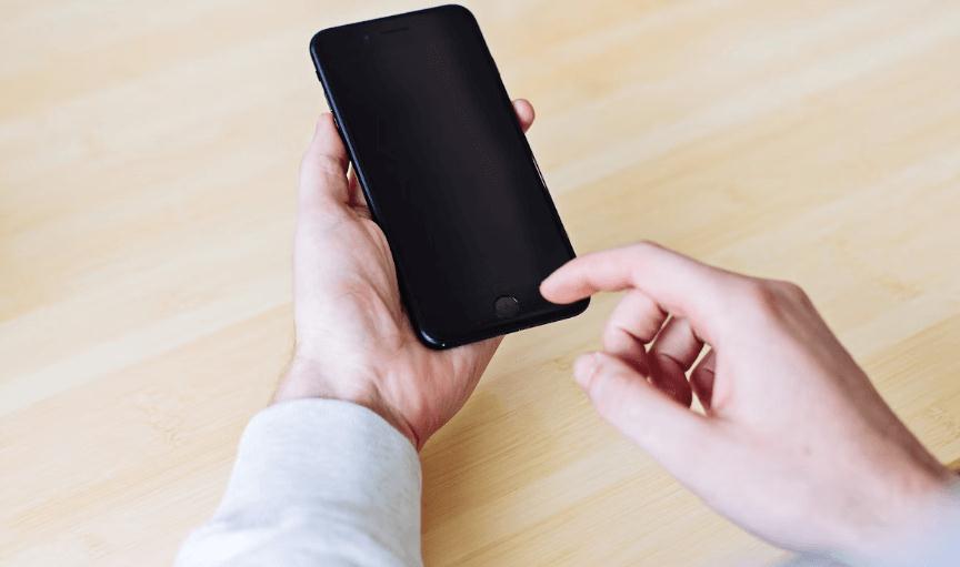 Clean the Screen of the iPhone